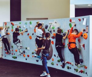 Enfants en apprentissage escalade