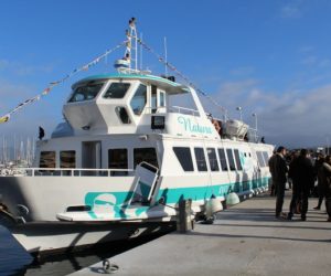 Bateau navette attendant ses passagers
