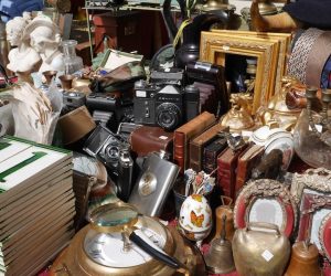 objets multiples sur un stand de brocante