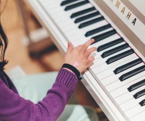 enfant apprenant le piano