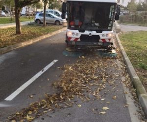 Camion balayeuse dans une rue ajaccienne